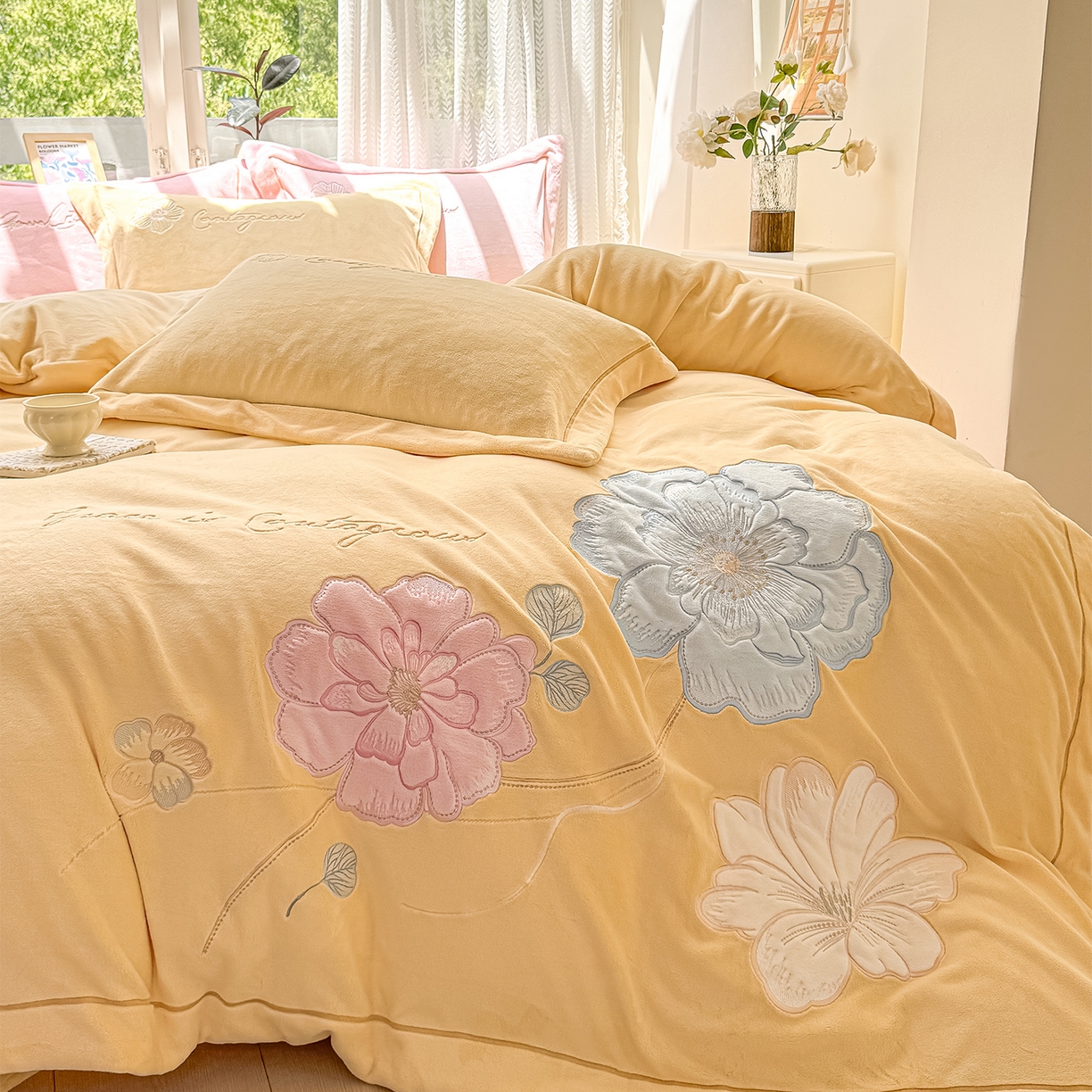 91家纺网 家纺一手货源 找家纺 悦织湾家纺 2025新款9斤重牛奶绒四件套纯色贴布绣人件富贵系列240克重高密保暖轻奢时尚床上用品4件套 黛西-鹅黄