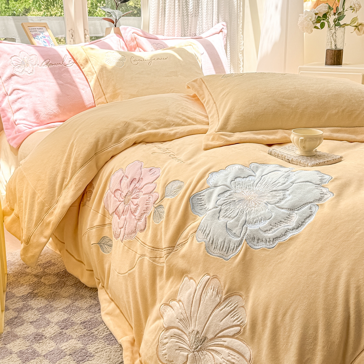 91家纺网 家纺一手货源 找家纺 悦织湾家纺 2025新款9斤重牛奶绒四件套纯色贴布绣人件富贵系列240克重高密保暖轻奢时尚床上用品4件套 黛西-鹅黄