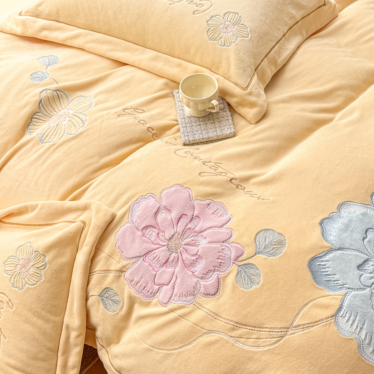 91家纺网 家纺一手货源 找家纺 悦织湾家纺 2025新款9斤重牛奶绒四件套纯色贴布绣人件富贵系列240克重高密保暖轻奢时尚床上用品4件套 黛西-鹅黄