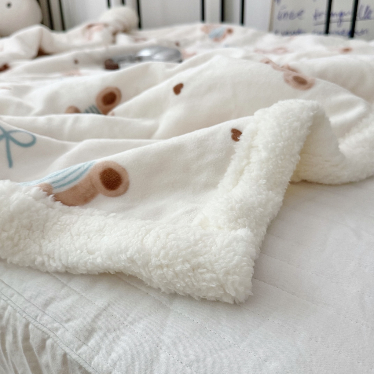 91家纺网 家纺一手货源 找家纺 大元 2025新款ins加厚小清新牛奶绒羊羔绒毛毯午睡毯沙发盖毯 牛角包小熊