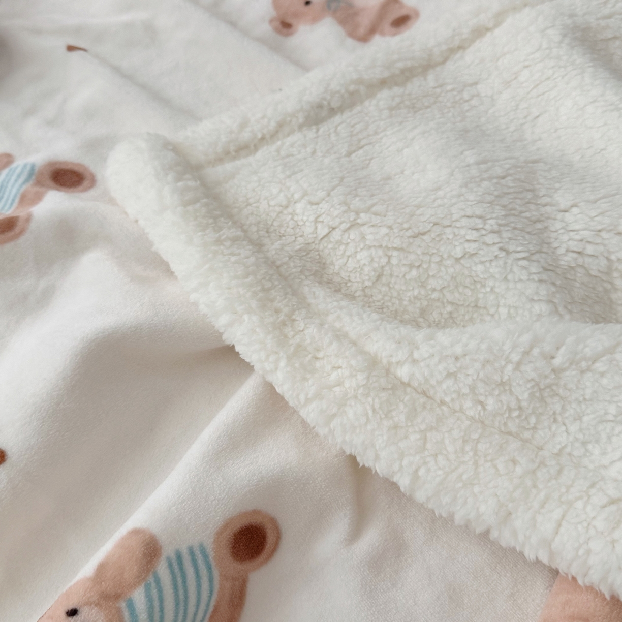 91家纺网 家纺一手货源 找家纺 大元 2025新款ins加厚小清新牛奶绒羊羔绒毛毯午睡毯沙发盖毯 牛角包小熊