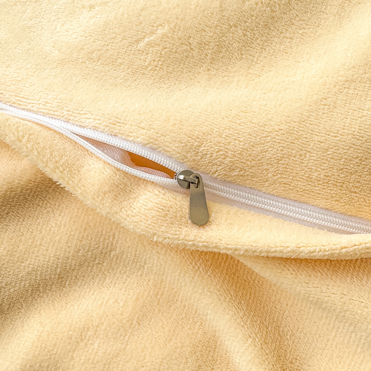 91家纺网 家纺一手货源 找家纺 悦织湾家纺 2025新款9斤重牛奶绒四件套纯色贴布绣人件富贵系列240克重高密保暖轻奢时尚床上用品4件套 黛西-鹅黄