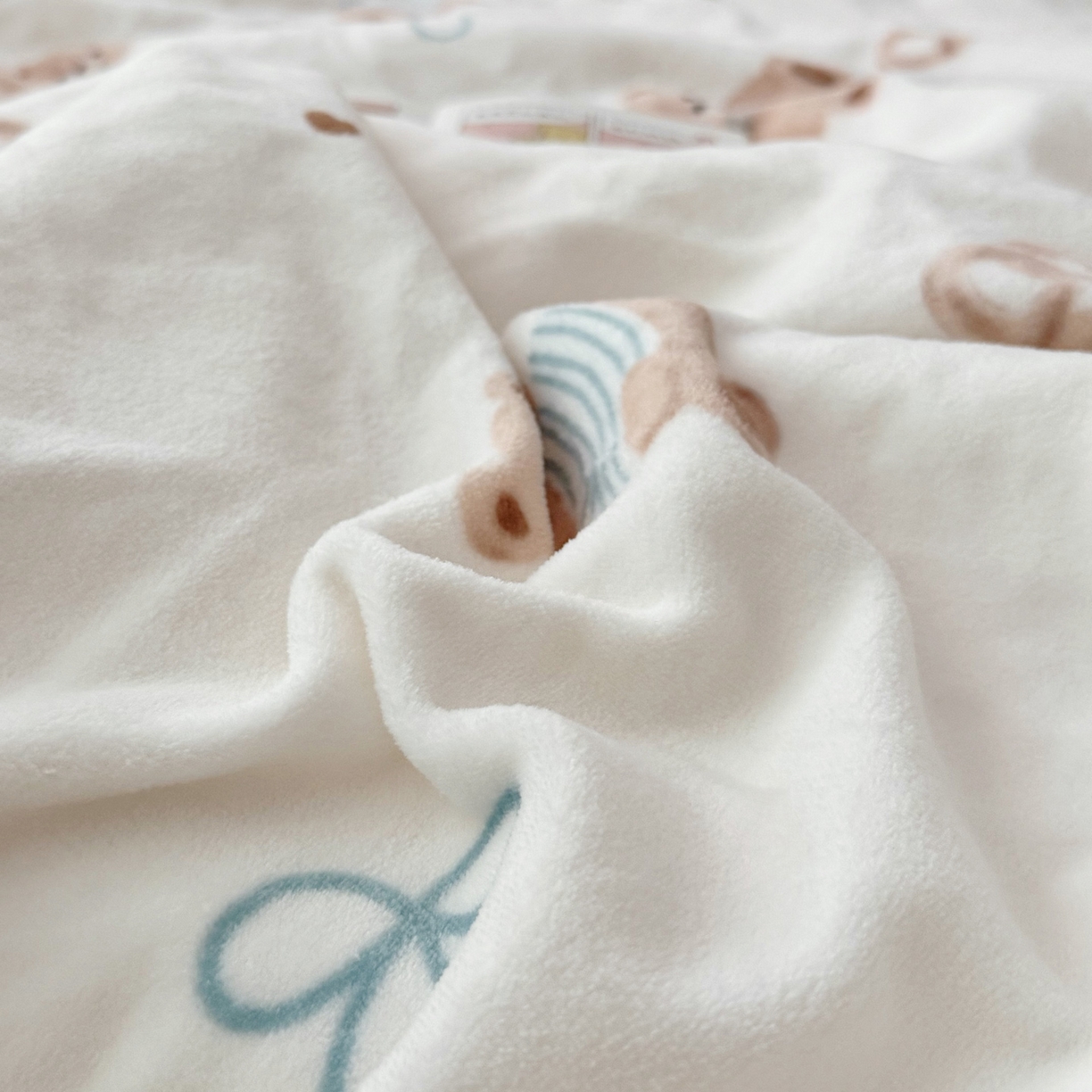 91家纺网 家纺一手货源 找家纺 大元 2025新款ins加厚小清新牛奶绒羊羔绒毛毯午睡毯沙发盖毯 牛角包小熊