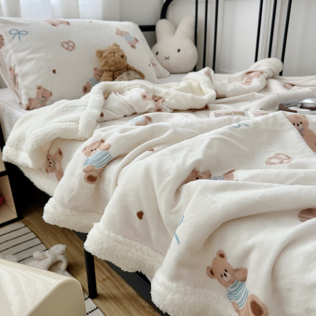 91家纺网 家纺一手货源 找家纺 大元 2025新款ins加厚小清新牛奶绒羊羔绒毛毯午睡毯沙发盖毯 牛角包小熊