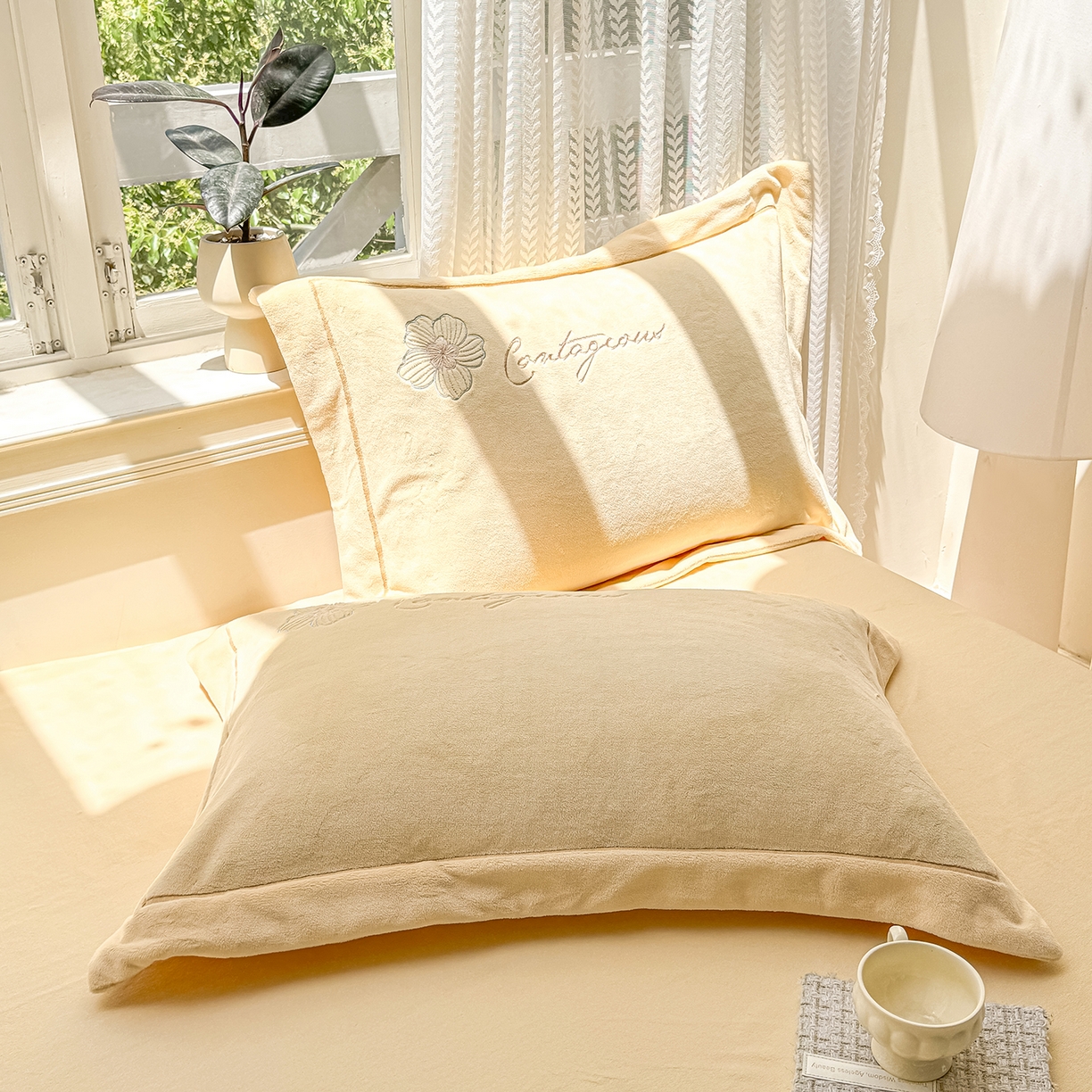 91家纺网 家纺一手货源 找家纺 悦织湾家纺 2025新款9斤重牛奶绒四件套纯色贴布绣人件富贵系列240克重高密保暖轻奢时尚床上用品4件套 黛西-鹅黄