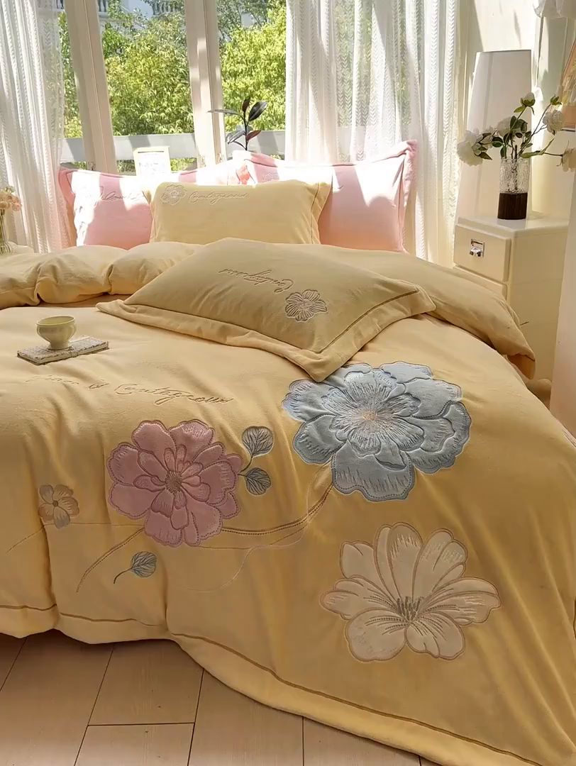 91家纺网 家纺一手货源 找家纺 悦织湾家纺 2025新款9斤重牛奶绒四件套纯色贴布绣人件富贵系列240克重高密保暖轻奢时尚床上用品4件套 黛西-鹅黄