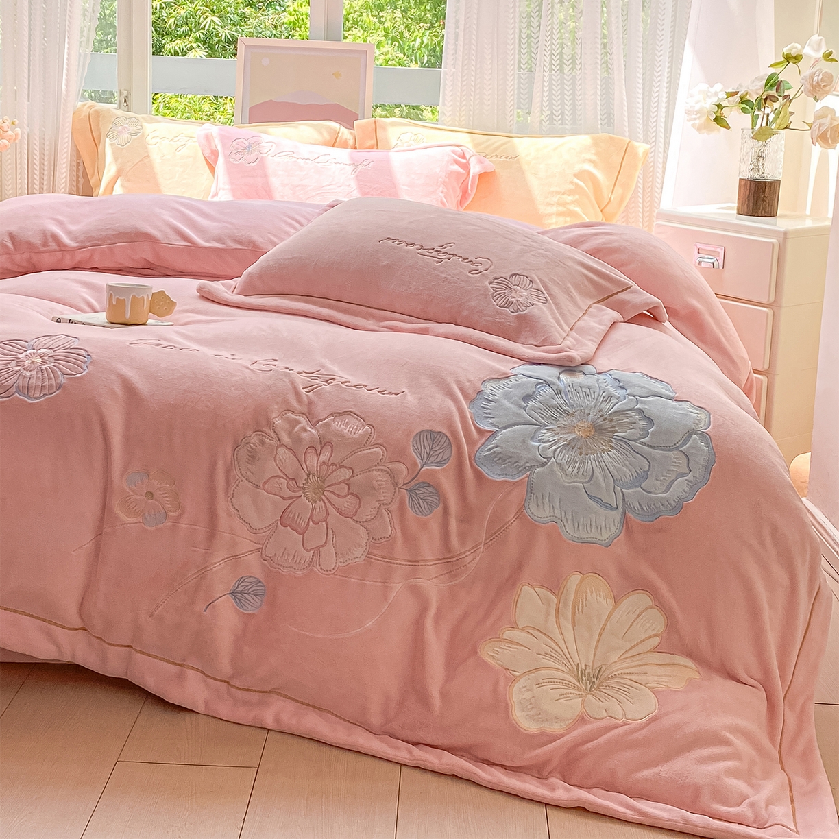 91家纺网 家纺一手货源 找家纺 悦织湾家纺 2025新款9斤重牛奶绒四件套纯色贴布绣人件富贵系列240克重高密保暖轻奢时尚床上用品4件套 黛西-蝴蝶粉