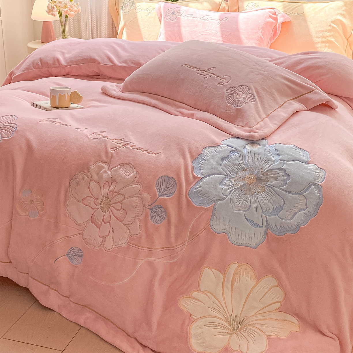 91家纺网 家纺一手货源 找家纺 悦织湾家纺 2025新款9斤重牛奶绒四件套纯色贴布绣人件富贵系列240克重高密保暖轻奢时尚床上用品4件套 黛西-蝴蝶粉