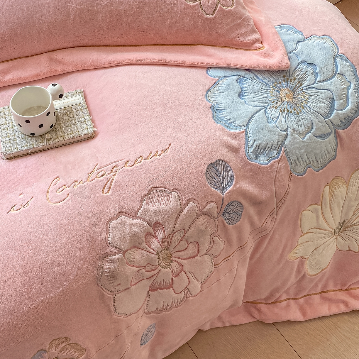 91家纺网 家纺一手货源 找家纺 悦织湾家纺 2025新款9斤重牛奶绒四件套纯色贴布绣人件富贵系列240克重高密保暖轻奢时尚床上用品4件套 黛西-蝴蝶粉