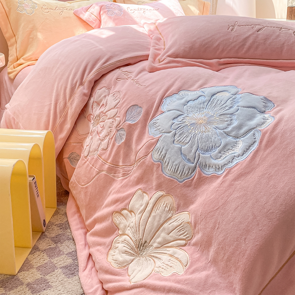 91家纺网 家纺一手货源 找家纺 悦织湾家纺 2025新款9斤重牛奶绒四件套纯色贴布绣人件富贵系列240克重高密保暖轻奢时尚床上用品4件套 黛西-蝴蝶粉