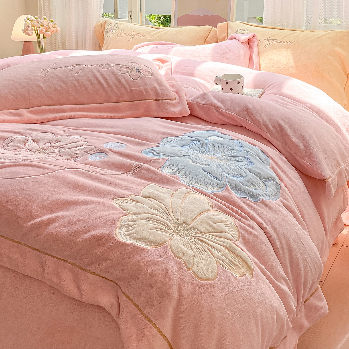 91家纺网 家纺一手货源 找家纺 悦织湾家纺 2025新款9斤重牛奶绒四件套纯色贴布绣人件富贵系列240克重高密保暖轻奢时尚床上用品4件套 黛西-蝴蝶粉