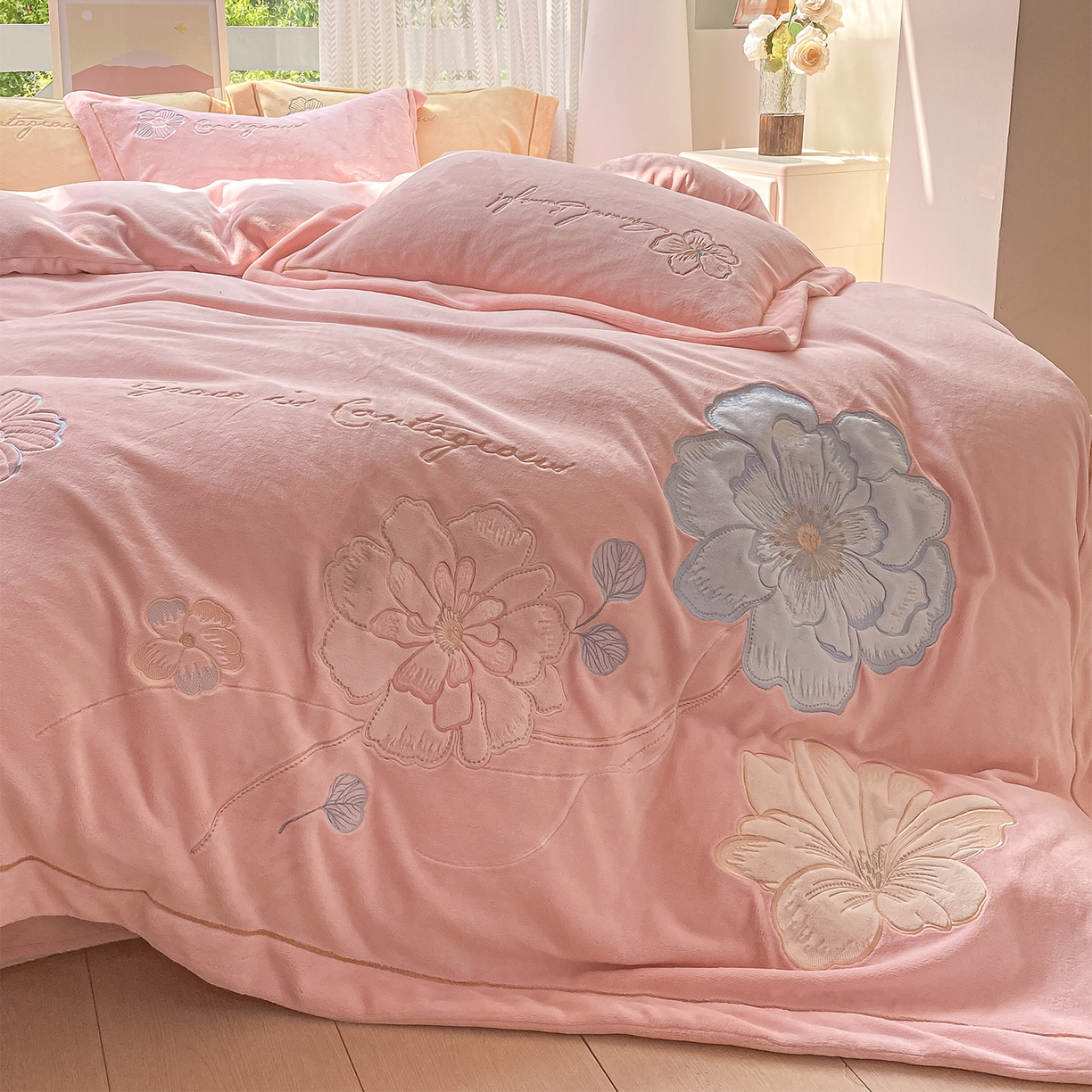 91家纺网 家纺一手货源 找家纺 悦织湾家纺 2025新款9斤重牛奶绒四件套纯色贴布绣人件富贵系列240克重高密保暖轻奢时尚床上用品4件套 黛西-蝴蝶粉