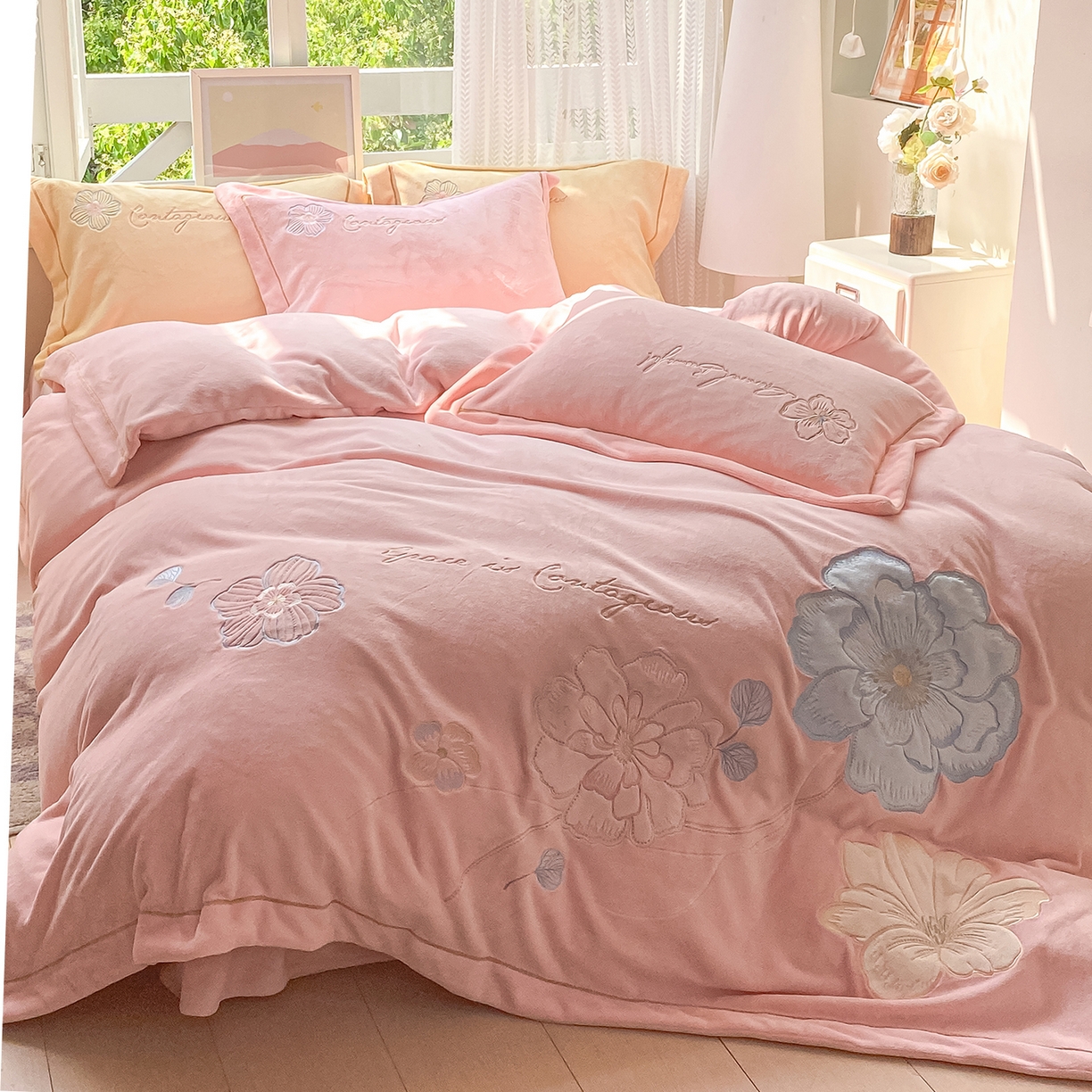 91家纺网 家纺一手货源 找家纺 悦织湾家纺 2025新款9斤重牛奶绒四件套纯色贴布绣人件富贵系列240克重高密保暖轻奢时尚床上用品4件套 黛西-蝴蝶粉