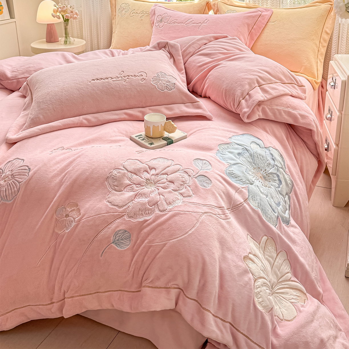 91家纺网 家纺一手货源 找家纺 悦织湾家纺 2025新款9斤重牛奶绒四件套纯色贴布绣人件富贵系列240克重高密保暖轻奢时尚床上用品4件套 黛西-蝴蝶粉