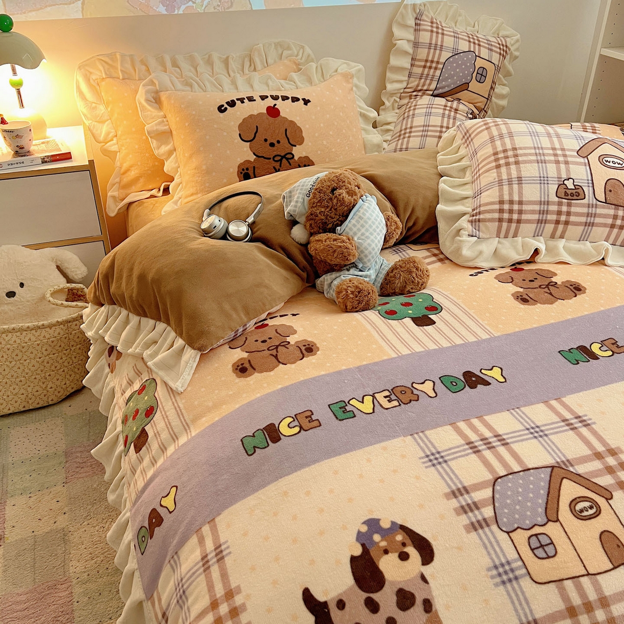 91家纺网 家纺一手货源 找家纺 沐慕 2025新款高克重花边款牛奶绒四件套 花边-卡其块块狗