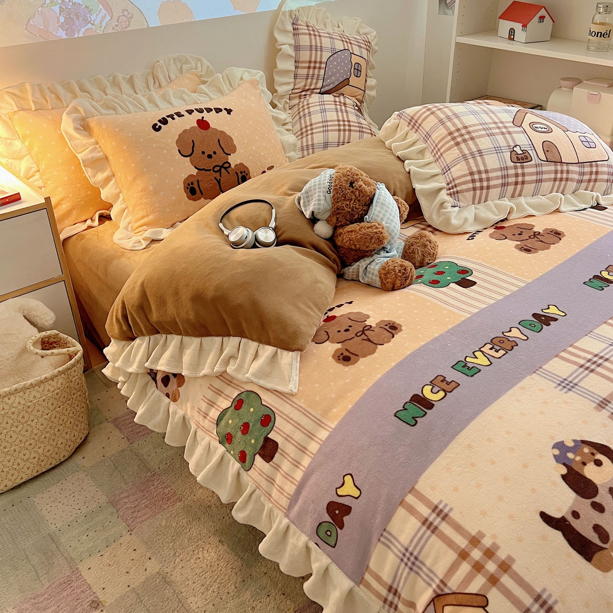 91家纺网 家纺一手货源 找家纺 沐慕 2025新款高克重花边款牛奶绒四件套 花边-卡其块块狗