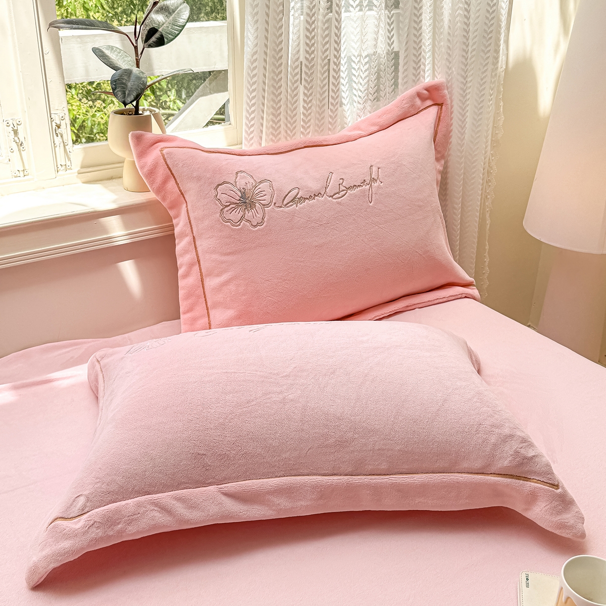 91家纺网 家纺一手货源 找家纺 悦织湾家纺 2025新款9斤重牛奶绒四件套纯色贴布绣人件富贵系列240克重高密保暖轻奢时尚床上用品4件套 黛西-蝴蝶粉