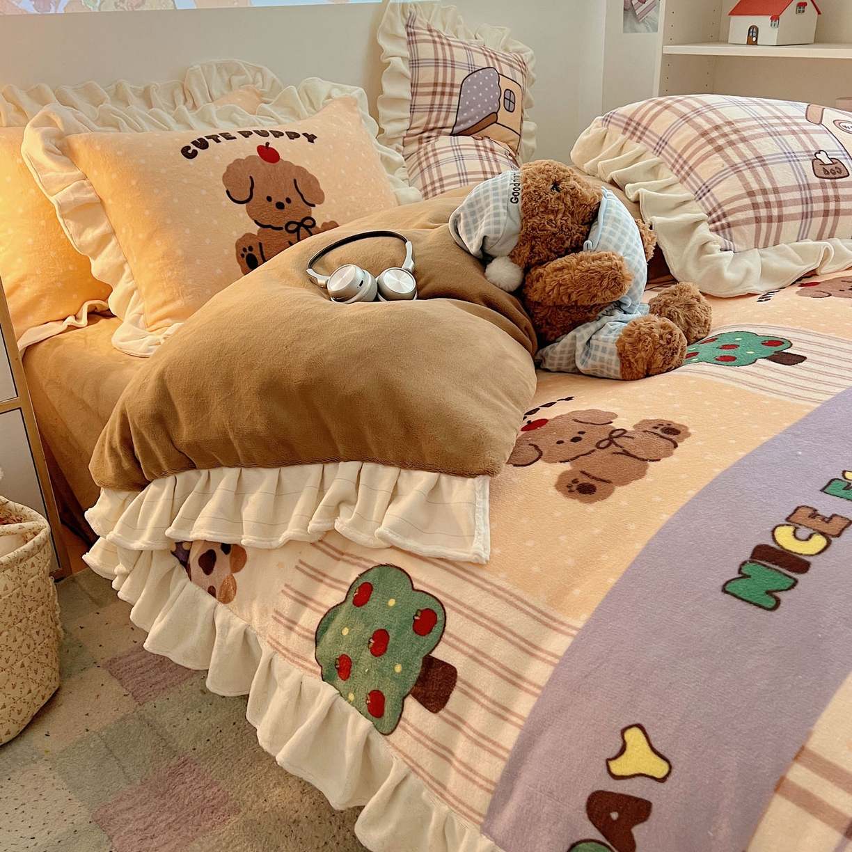 91家纺网 家纺一手货源 找家纺 沐慕 2025新款高克重花边款牛奶绒四件套 花边-卡其块块狗