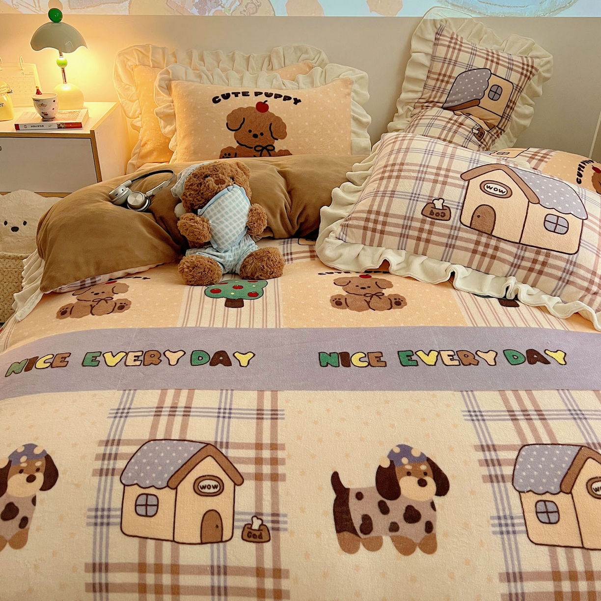 91家纺网 家纺一手货源 找家纺 沐慕 2025新款高克重花边款牛奶绒四件套 花边-卡其块块狗