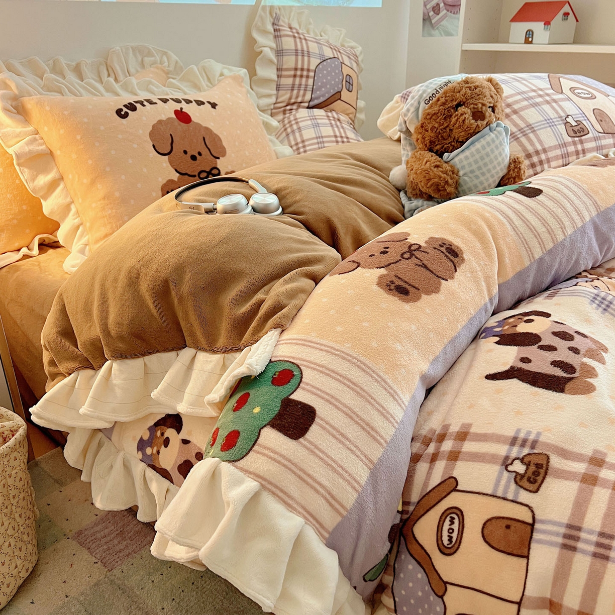 91家纺网 家纺一手货源 找家纺 沐慕 2025新款高克重花边款牛奶绒四件套 花边-卡其块块狗