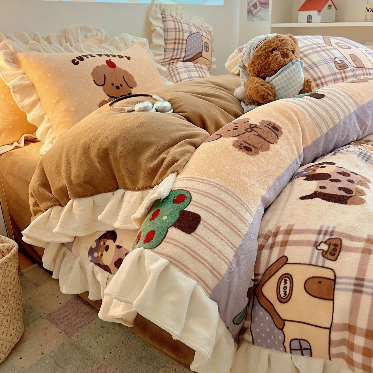 91家纺网 家纺一手货源 找家纺 沐慕 2025新款高克重花边款牛奶绒四件套 花边-卡其块块狗