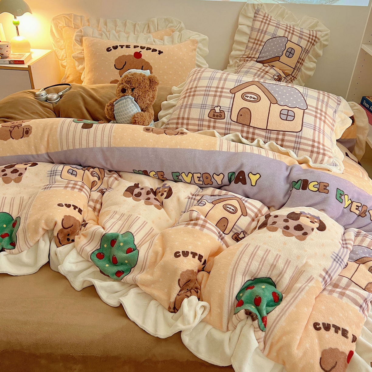 91家纺网 家纺一手货源 找家纺 沐慕 2025新款高克重花边款牛奶绒四件套 花边-卡其块块狗