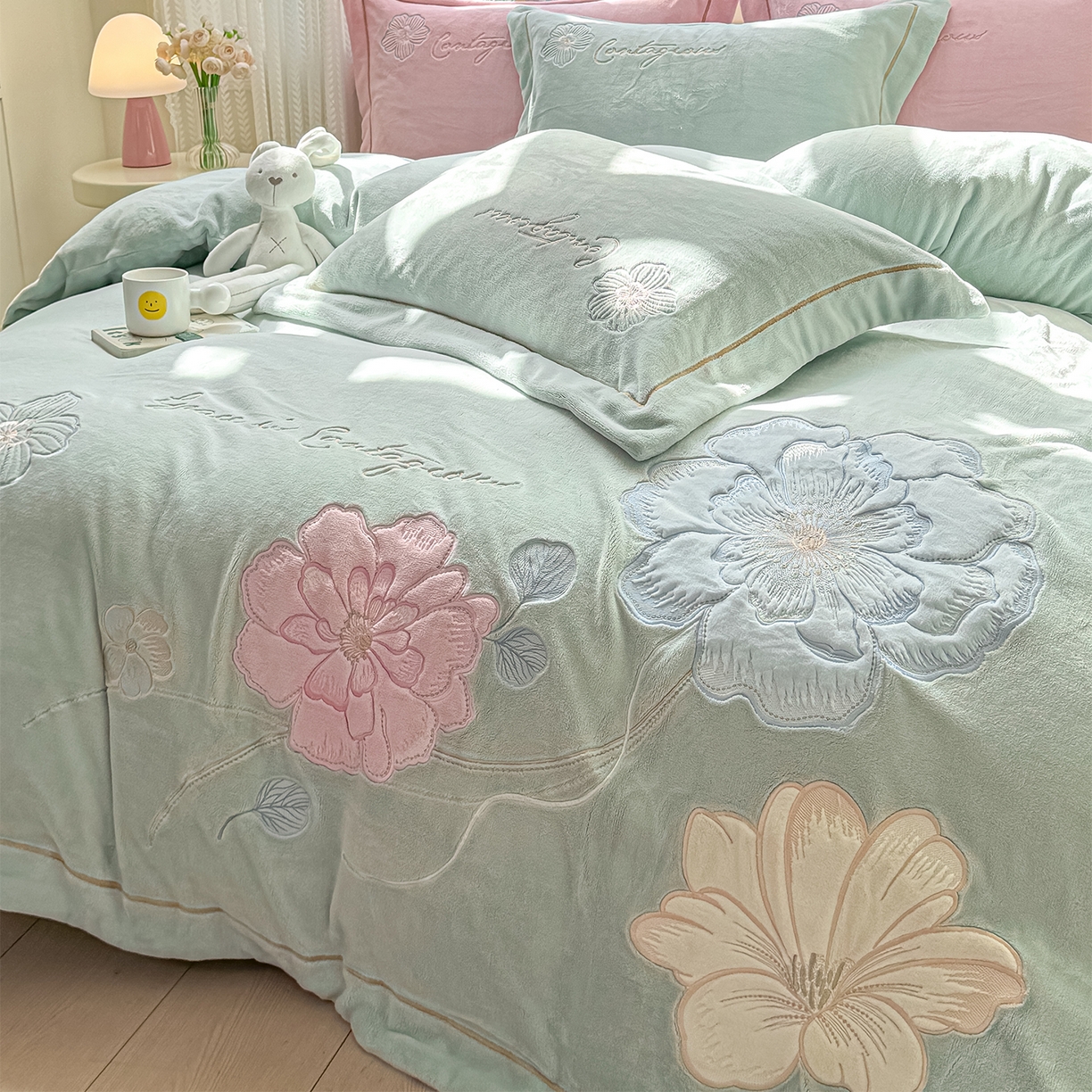 91家纺网 家纺一手货源 找家纺 悦织湾家纺 2025新款9斤重牛奶绒四件套纯色贴布绣人件富贵系列240克重高密保暖轻奢时尚床上用品4件套 黛西-马利蓝