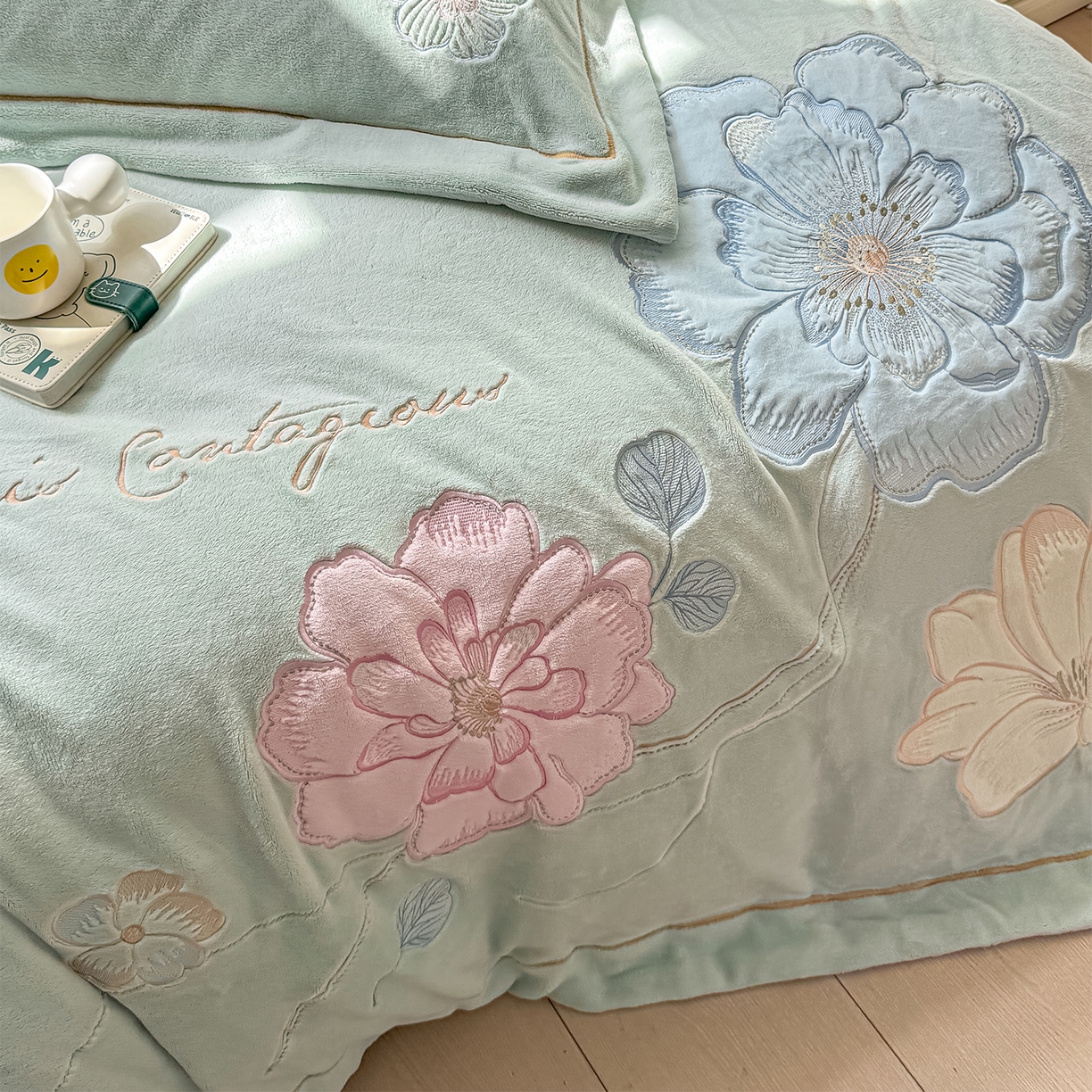 91家纺网 家纺一手货源 找家纺 悦织湾家纺 2025新款9斤重牛奶绒四件套纯色贴布绣人件富贵系列240克重高密保暖轻奢时尚床上用品4件套 黛西-马利蓝