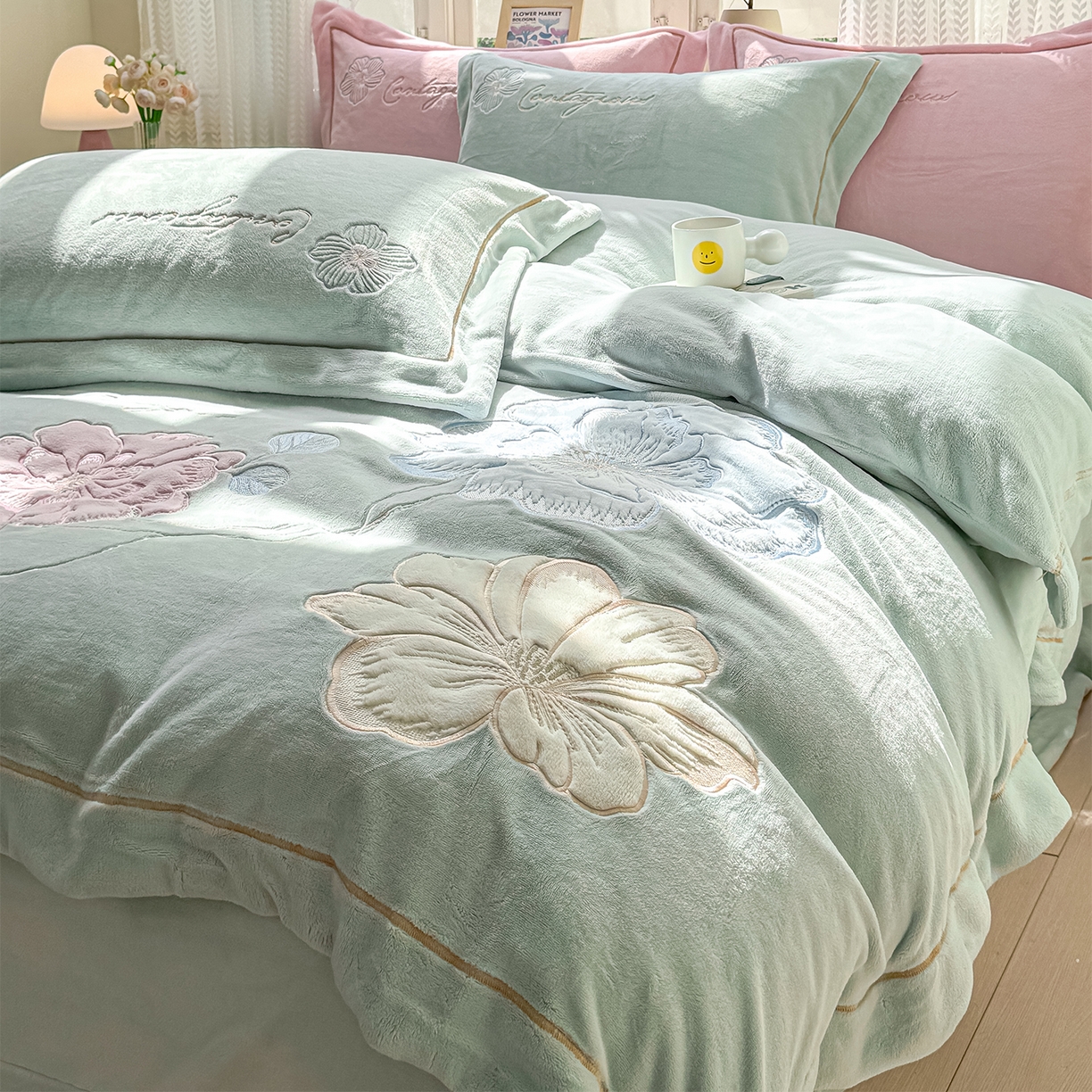 91家纺网 家纺一手货源 找家纺 悦织湾家纺 2025新款9斤重牛奶绒四件套纯色贴布绣人件富贵系列240克重高密保暖轻奢时尚床上用品4件套 黛西-马利蓝