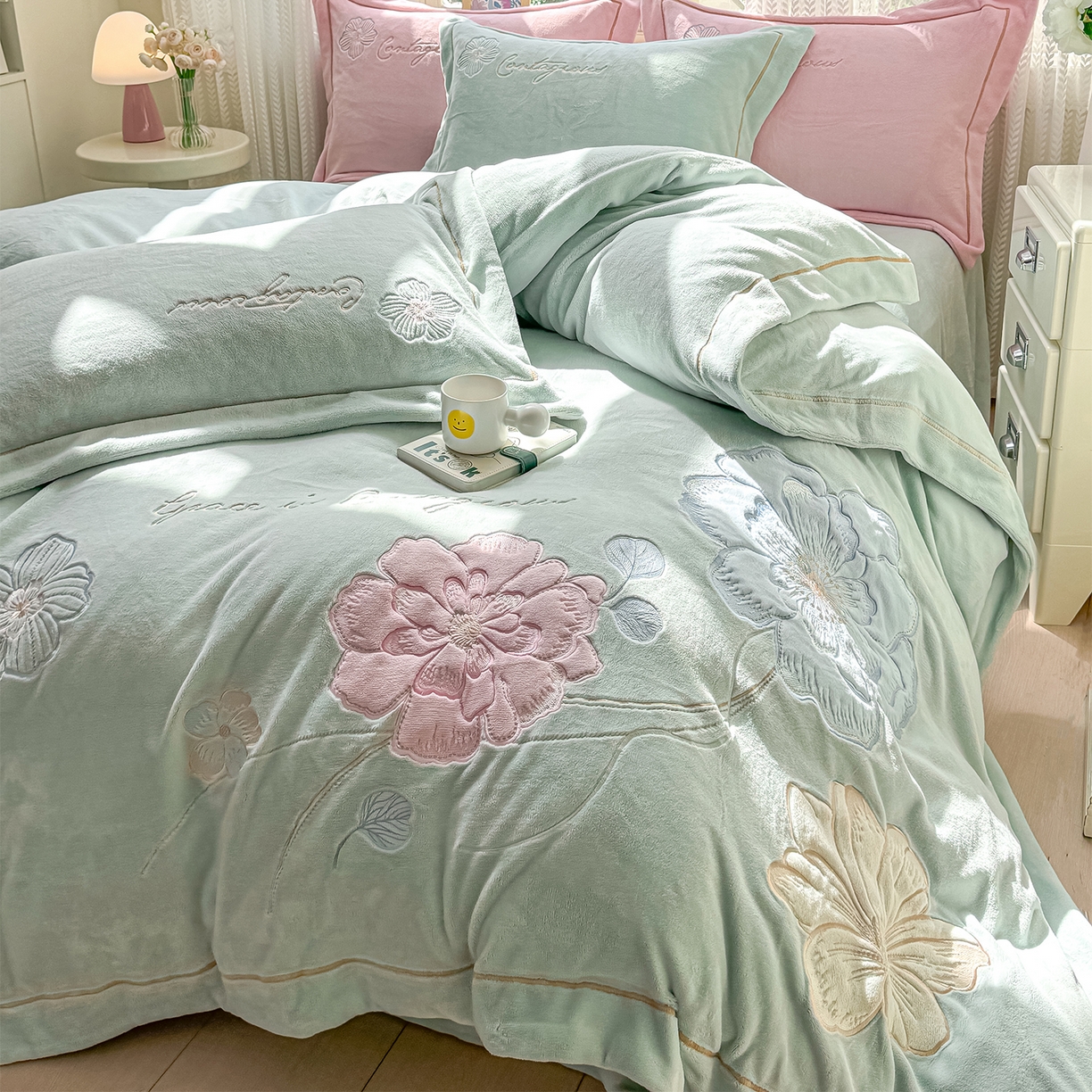 91家纺网 家纺一手货源 找家纺 悦织湾家纺 2025新款9斤重牛奶绒四件套纯色贴布绣人件富贵系列240克重高密保暖轻奢时尚床上用品4件套 黛西-马利蓝