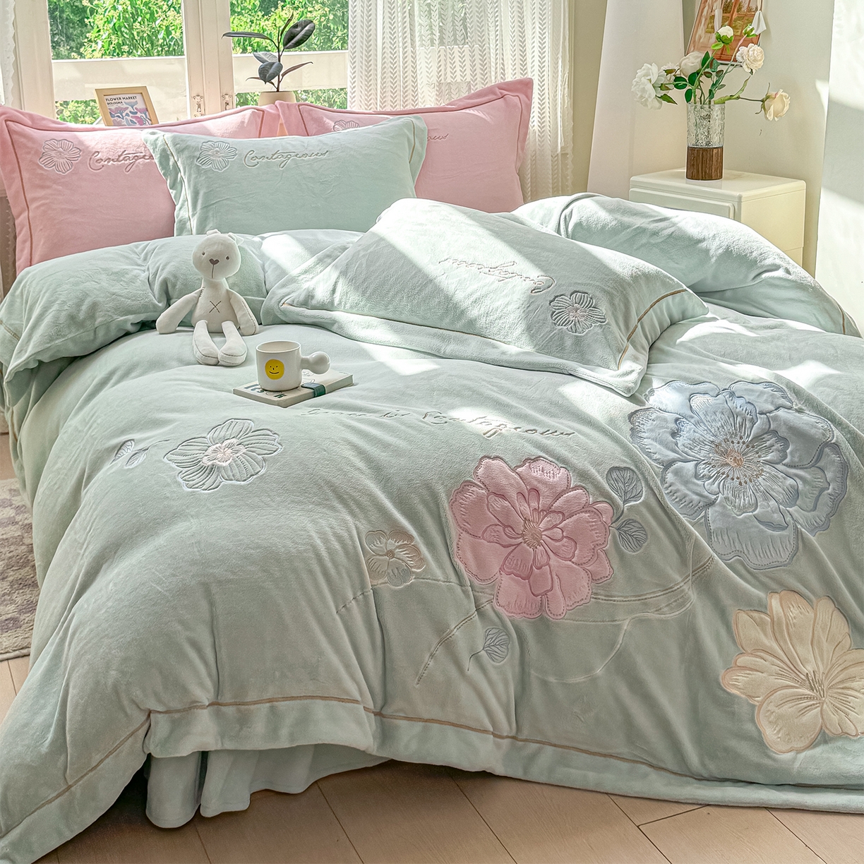 91家纺网 家纺一手货源 找家纺 悦织湾家纺 2025新款9斤重牛奶绒四件套纯色贴布绣人件富贵系列240克重高密保暖轻奢时尚床上用品4件套 黛西-马利蓝