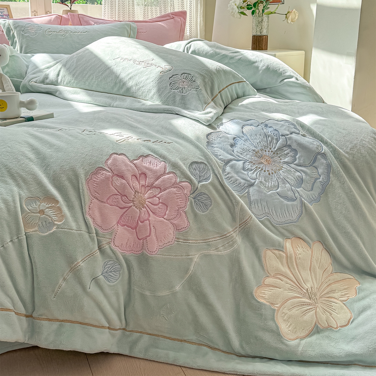 91家纺网 家纺一手货源 找家纺 悦织湾家纺 2025新款9斤重牛奶绒四件套纯色贴布绣人件富贵系列240克重高密保暖轻奢时尚床上用品4件套 黛西-马利蓝