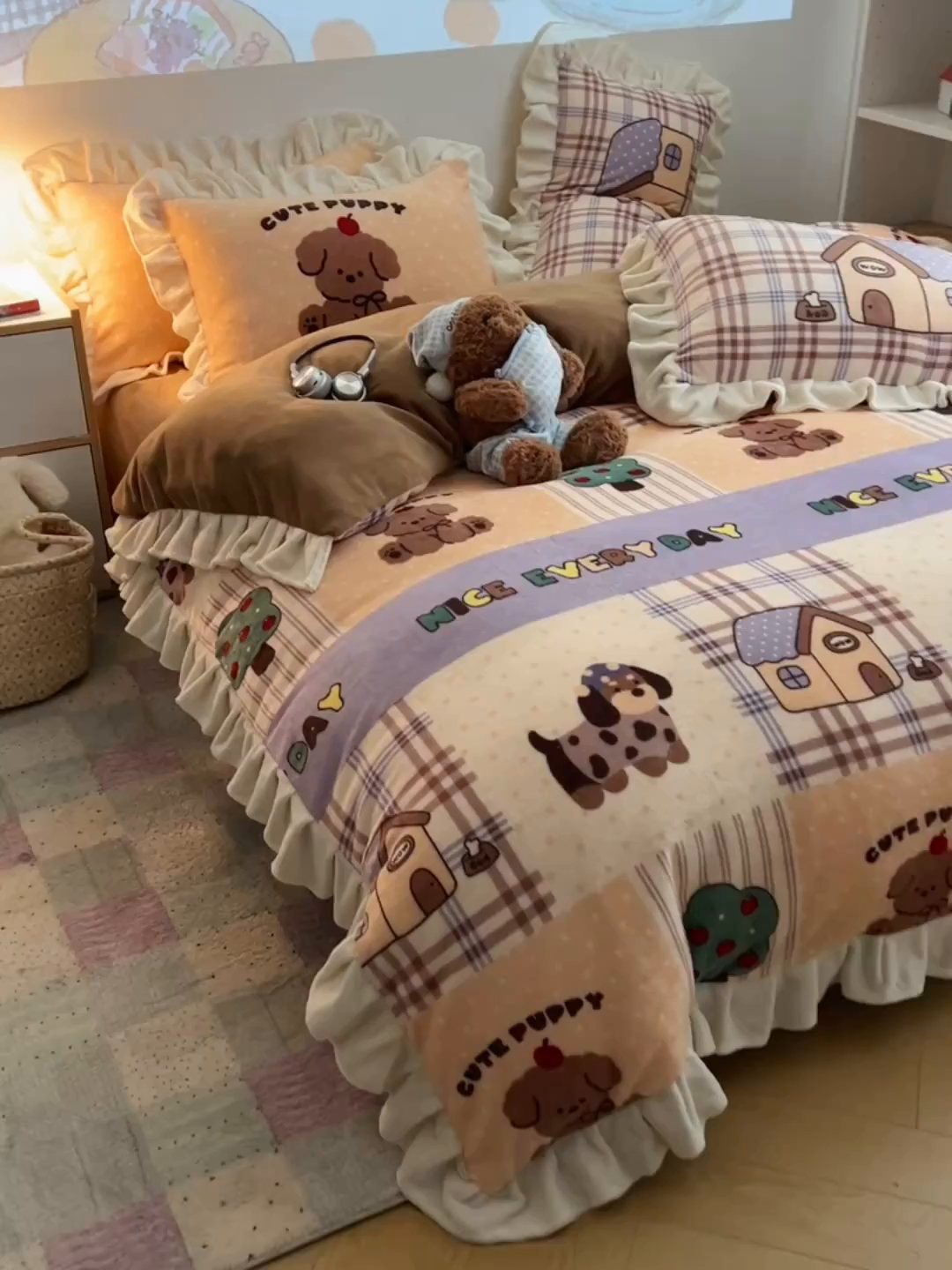 91家纺网 家纺一手货源 找家纺 沐慕 2025新款高克重花边款牛奶绒四件套 花边-卡其块块狗