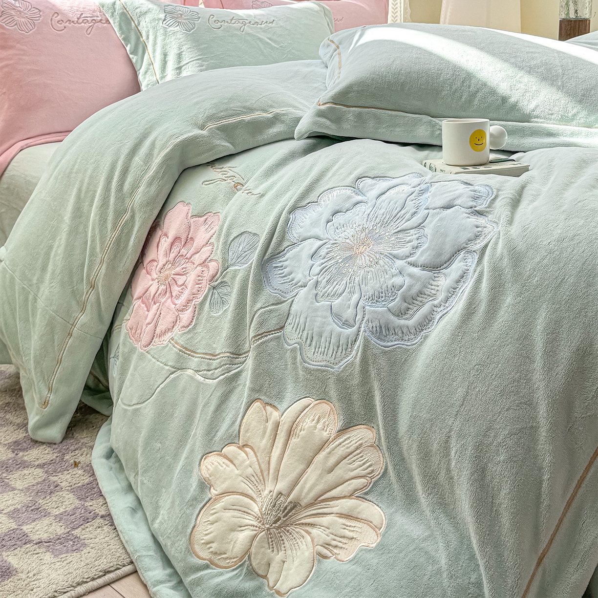 91家纺网 家纺一手货源 找家纺 悦织湾家纺 2025新款9斤重牛奶绒四件套纯色贴布绣人件富贵系列240克重高密保暖轻奢时尚床上用品4件套 黛西-马利蓝