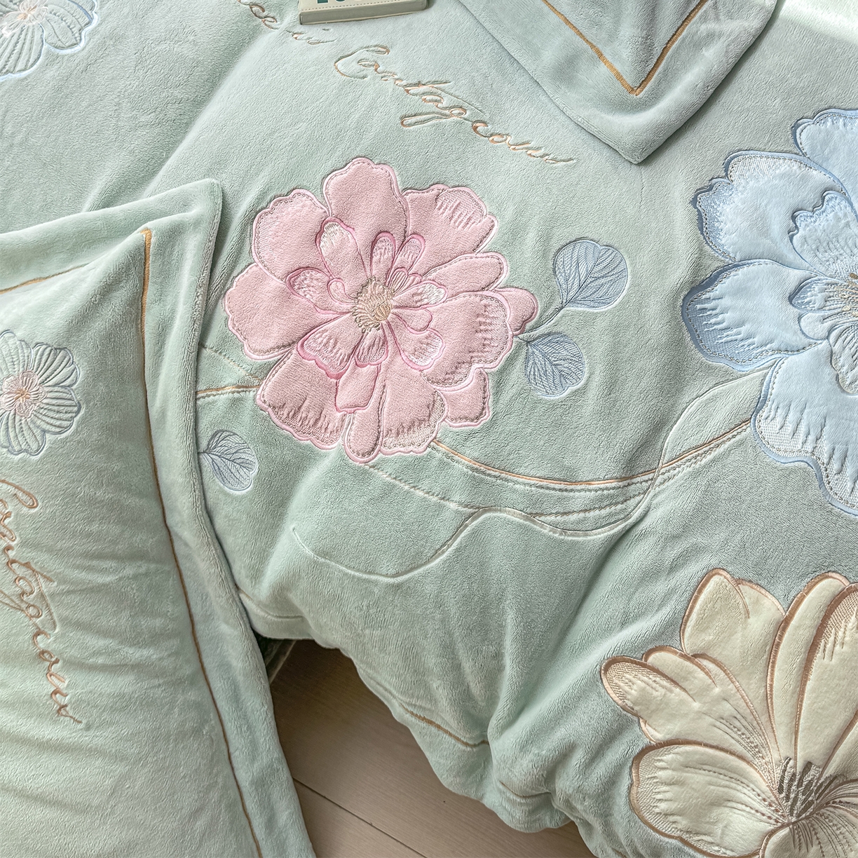 91家纺网 家纺一手货源 找家纺 悦织湾家纺 2025新款9斤重牛奶绒四件套纯色贴布绣人件富贵系列240克重高密保暖轻奢时尚床上用品4件套 黛西-马利蓝