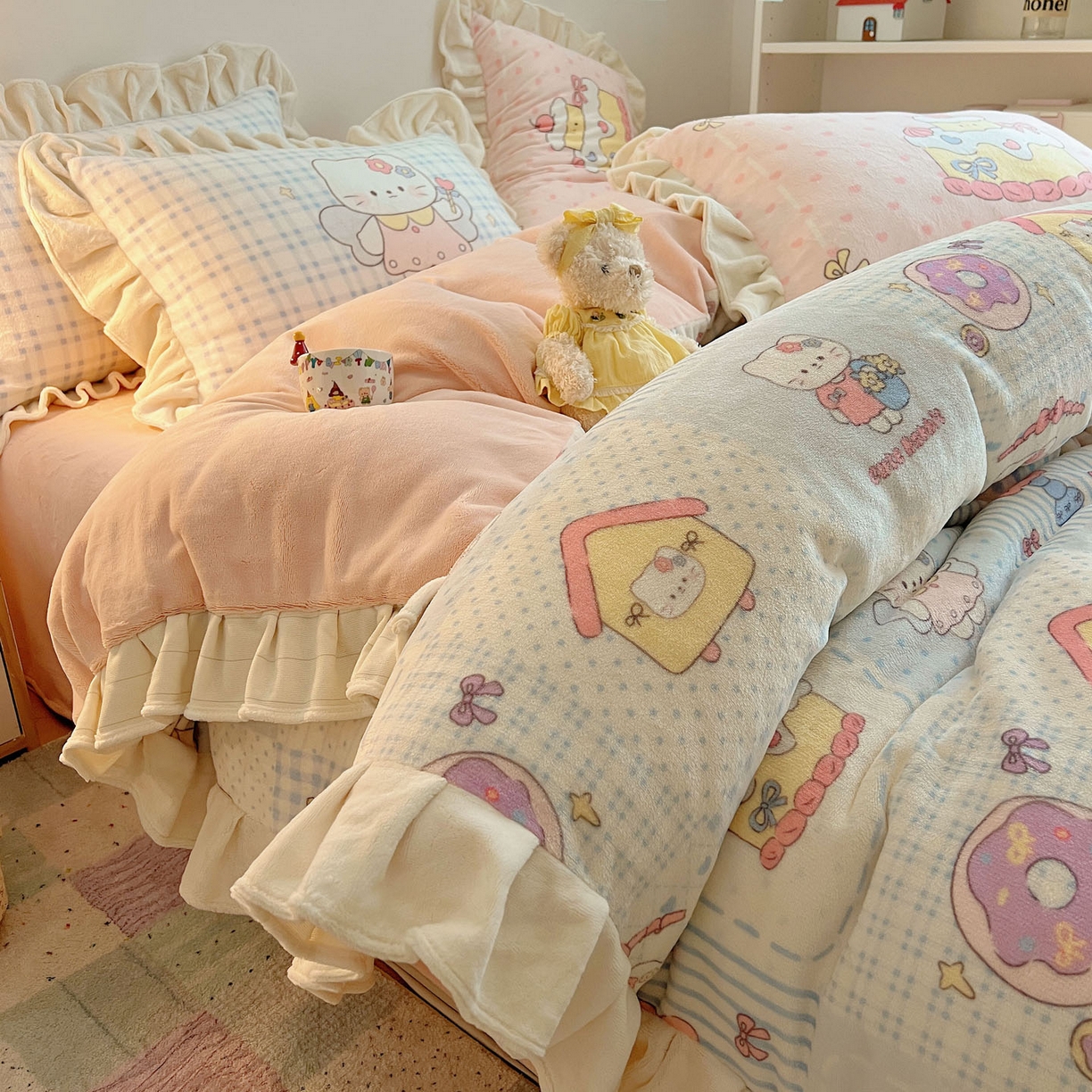 91家纺网 家纺一手货源 找家纺 沐慕 2025新款高克重花边款牛奶绒四件套 花边-蓝块猫咪酱