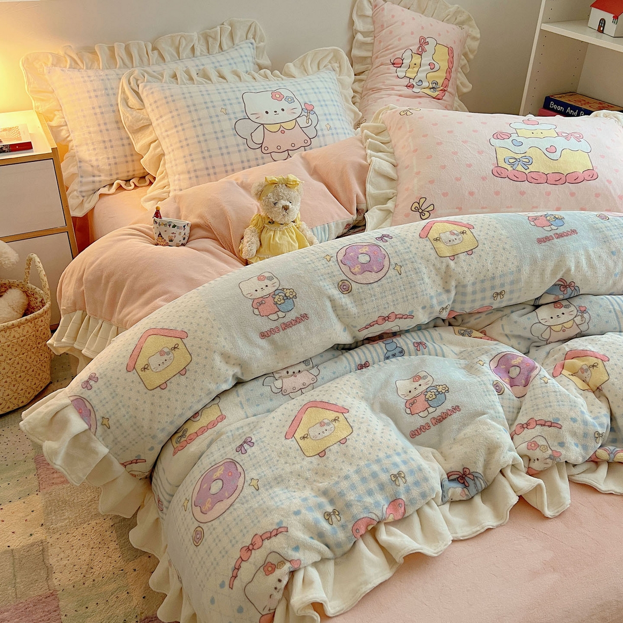 91家纺网 家纺一手货源 找家纺 沐慕 2025新款高克重花边款牛奶绒四件套 花边-蓝块猫咪酱