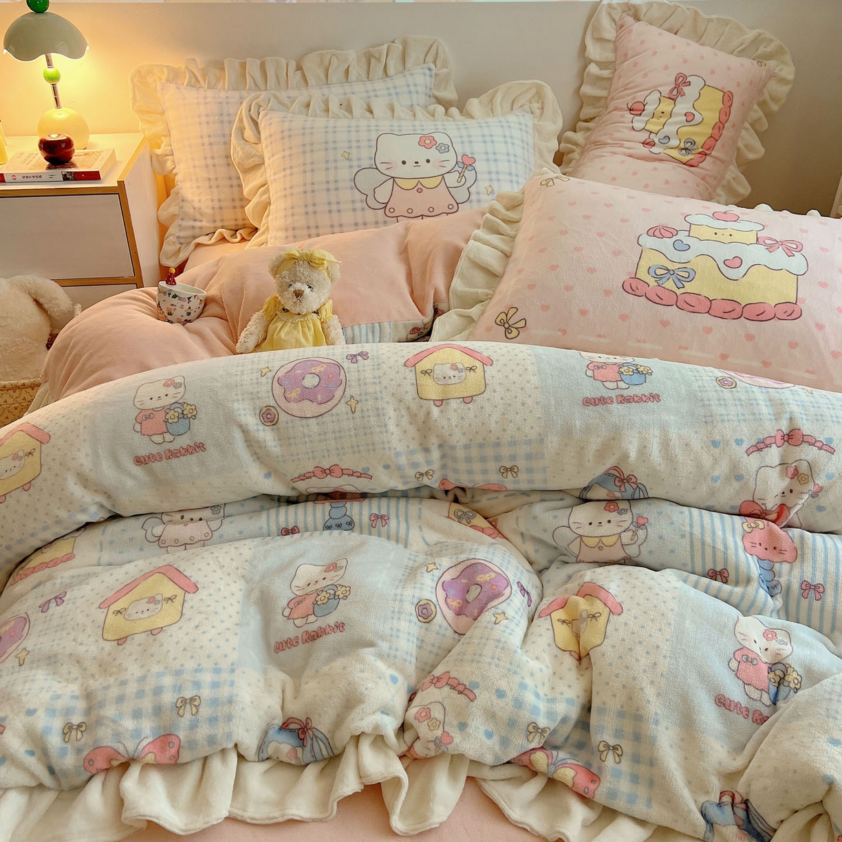 91家纺网 家纺一手货源 找家纺 沐慕 2025新款高克重花边款牛奶绒四件套 花边-蓝块猫咪酱