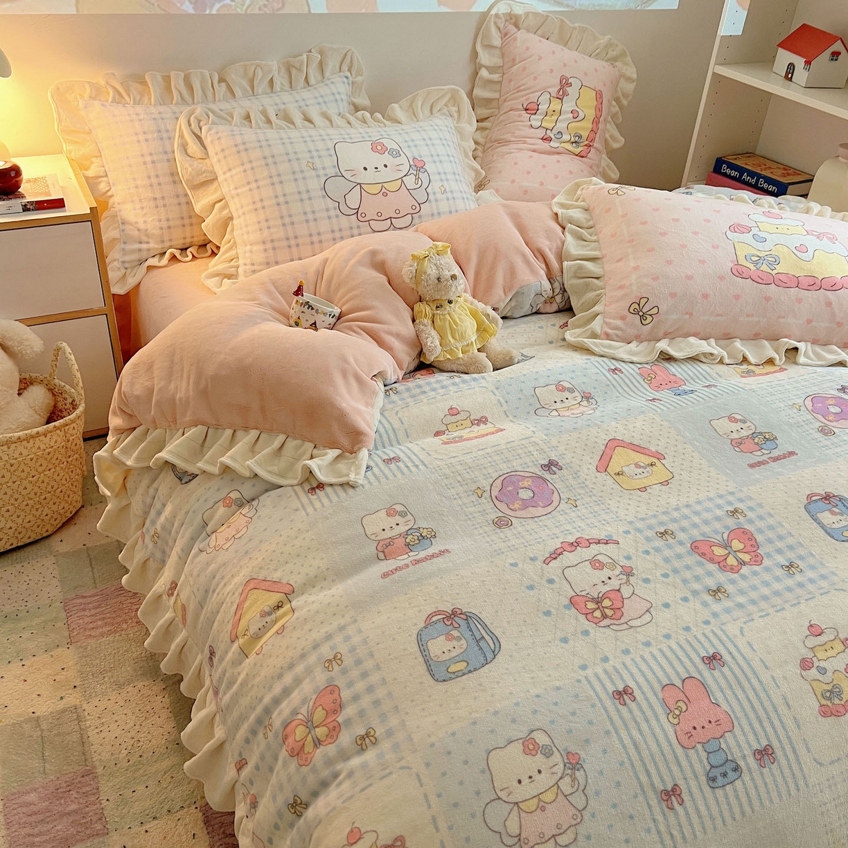 91家纺网 家纺一手货源 找家纺 沐慕 2025新款高克重花边款牛奶绒四件套 花边-蓝块猫咪酱