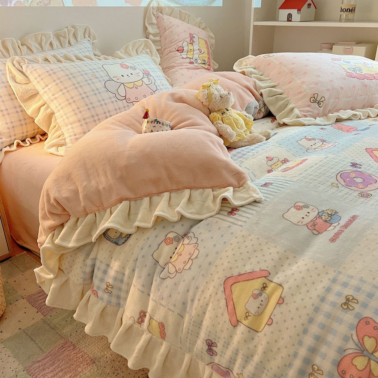 91家纺网 家纺一手货源 找家纺 沐慕 2025新款高克重花边款牛奶绒四件套 花边-蓝块猫咪酱