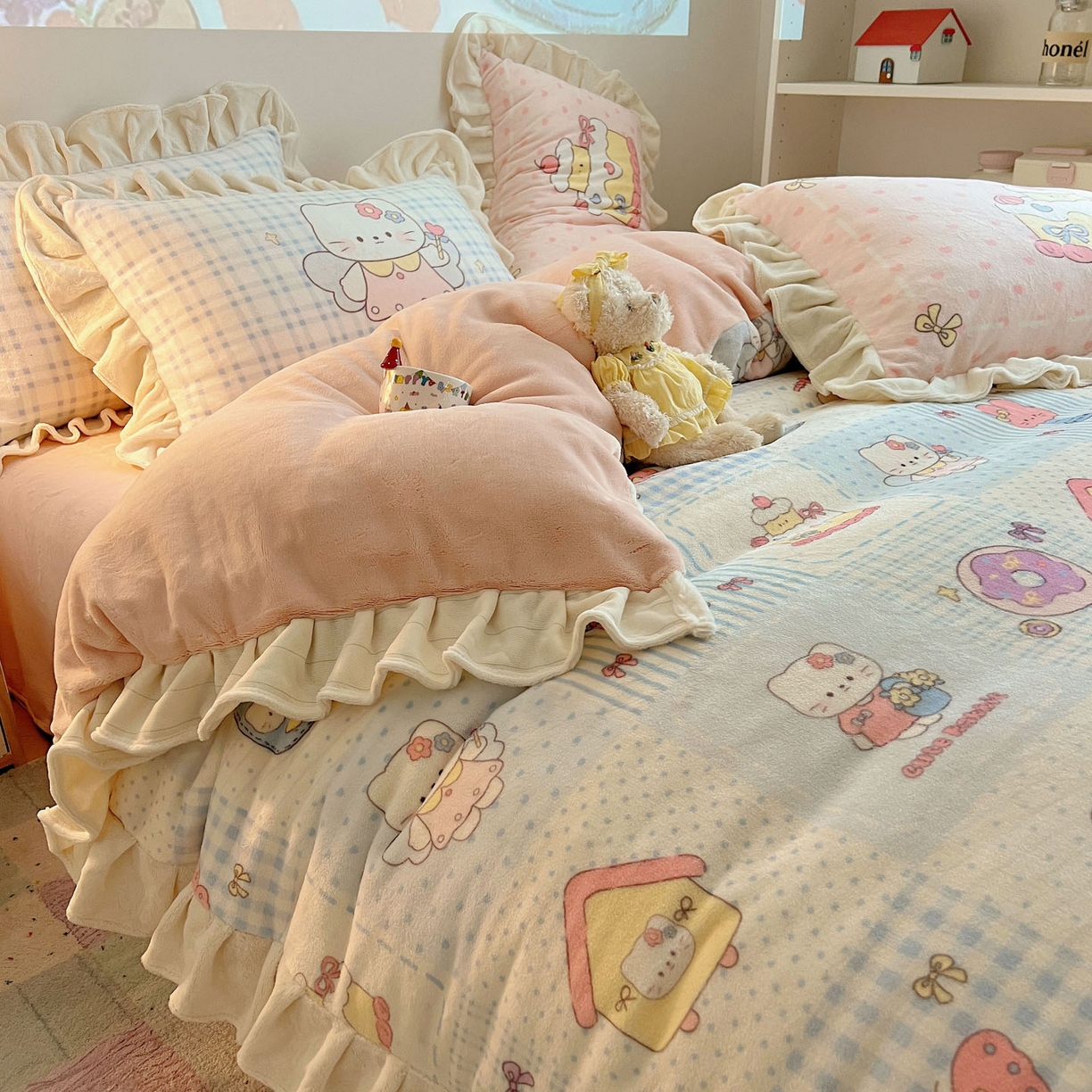 91家纺网 家纺一手货源 找家纺 沐慕 2025新款高克重花边款牛奶绒四件套 花边-蓝块猫咪酱