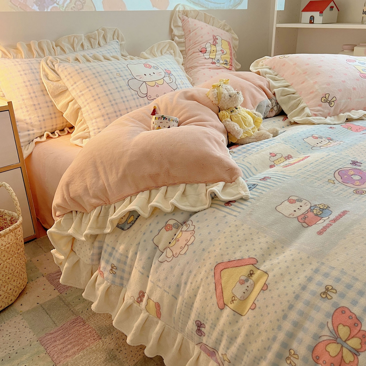 91家纺网 家纺一手货源 找家纺 沐慕 2025新款高克重花边款牛奶绒四件套 花边-蓝块猫咪酱