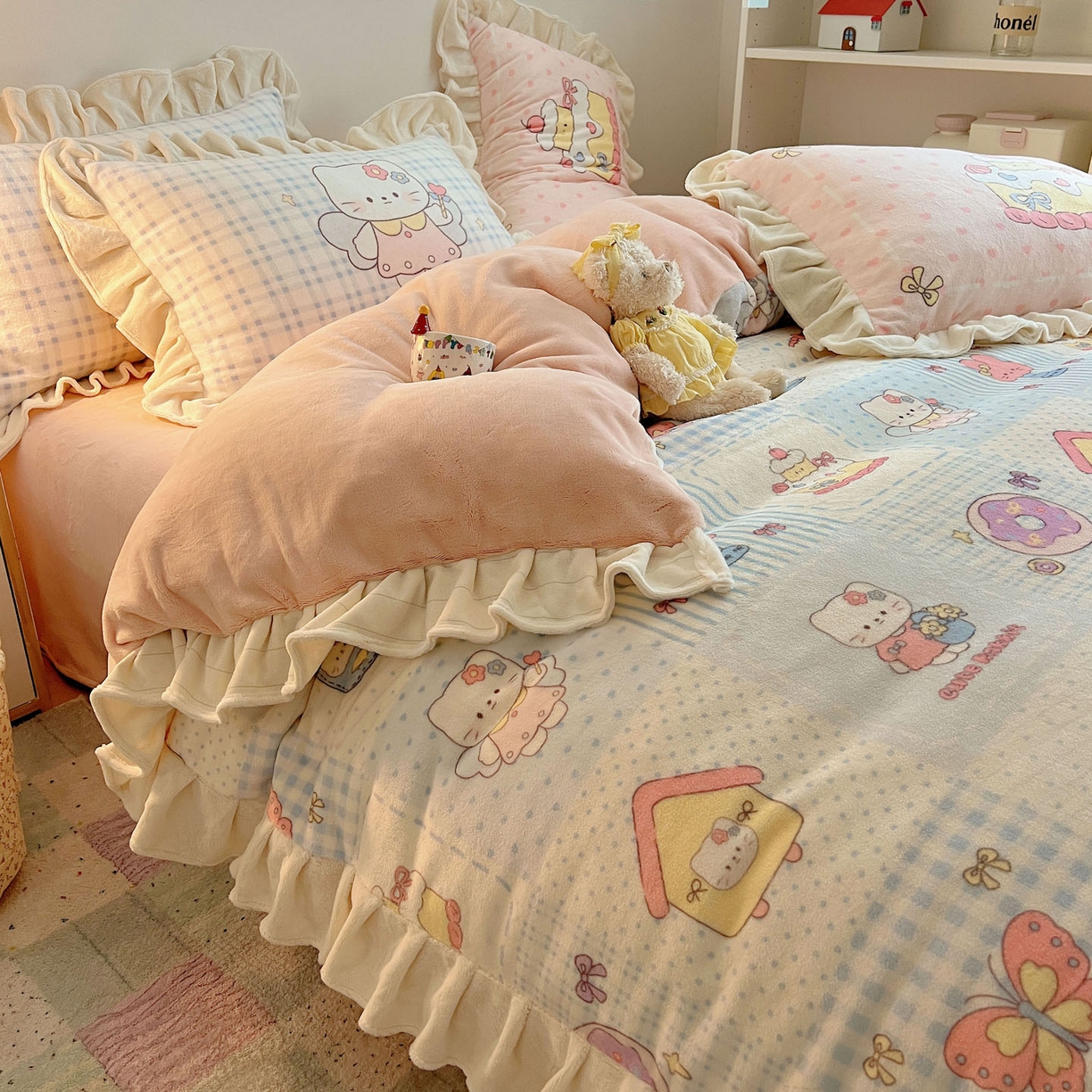 91家纺网 家纺一手货源 找家纺 沐慕 2025新款高克重花边款牛奶绒四件套 花边-蓝块猫咪酱