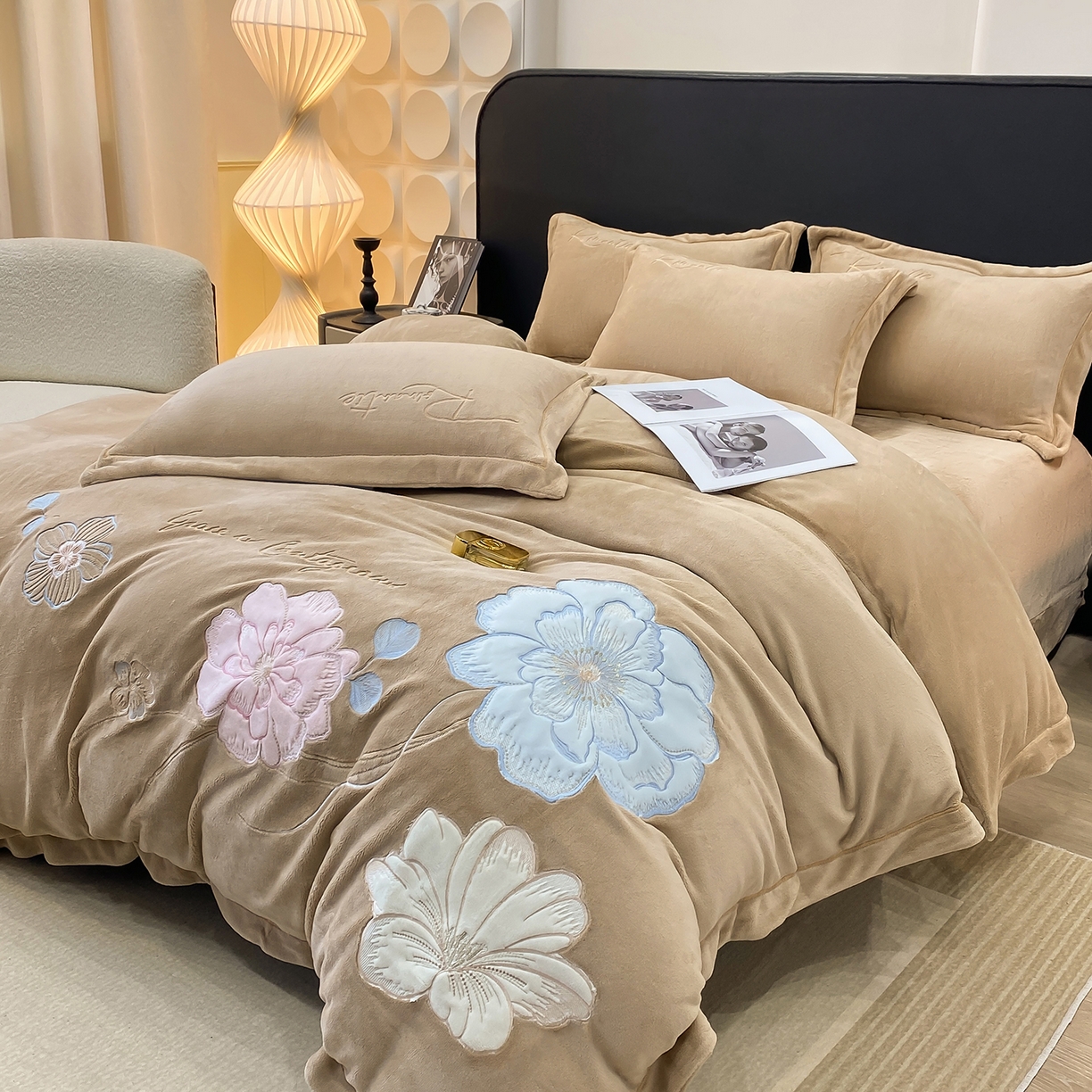 91家纺网 家纺一手货源 找家纺 悦织湾家纺 2025新款9斤重牛奶绒四件套纯色贴布绣人件富贵系列240克重高密保暖轻奢时尚床上用品4件套 黛西-奶咖