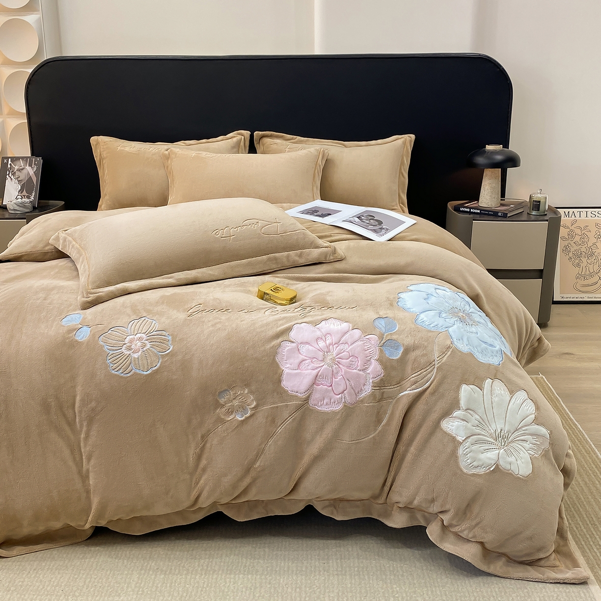 91家纺网 家纺一手货源 找家纺 悦织湾家纺 2025新款9斤重牛奶绒四件套纯色贴布绣人件富贵系列240克重高密保暖轻奢时尚床上用品4件套 黛西-奶咖