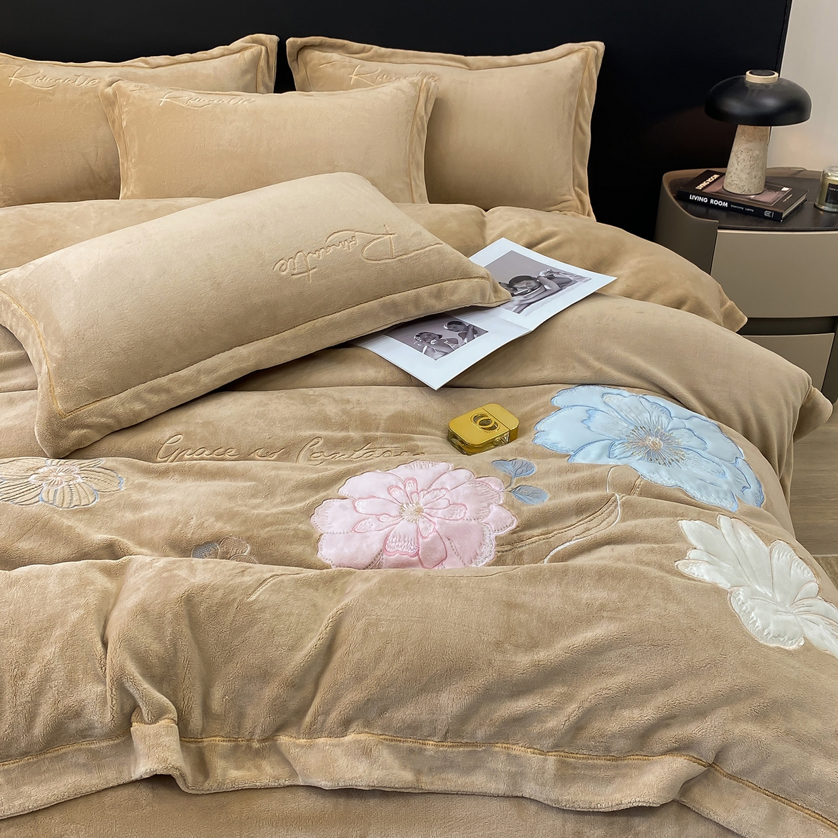 91家纺网 家纺一手货源 找家纺 悦织湾家纺 2025新款9斤重牛奶绒四件套纯色贴布绣人件富贵系列240克重高密保暖轻奢时尚床上用品4件套 黛西-奶咖