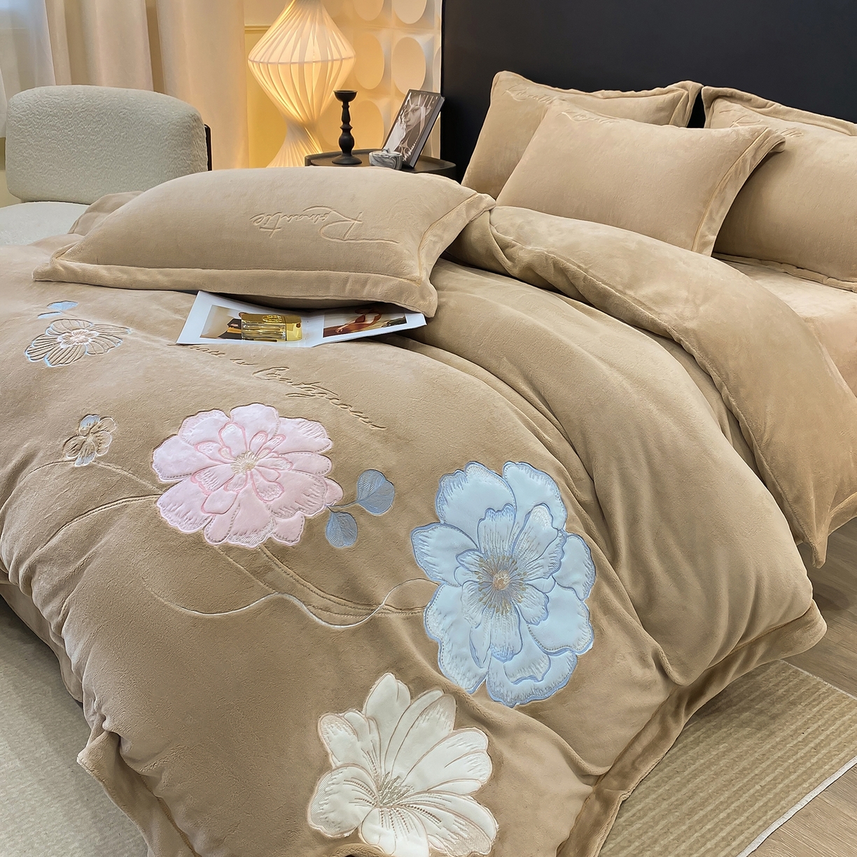 91家纺网 家纺一手货源 找家纺 悦织湾家纺 2025新款9斤重牛奶绒四件套纯色贴布绣人件富贵系列240克重高密保暖轻奢时尚床上用品4件套 黛西-奶咖