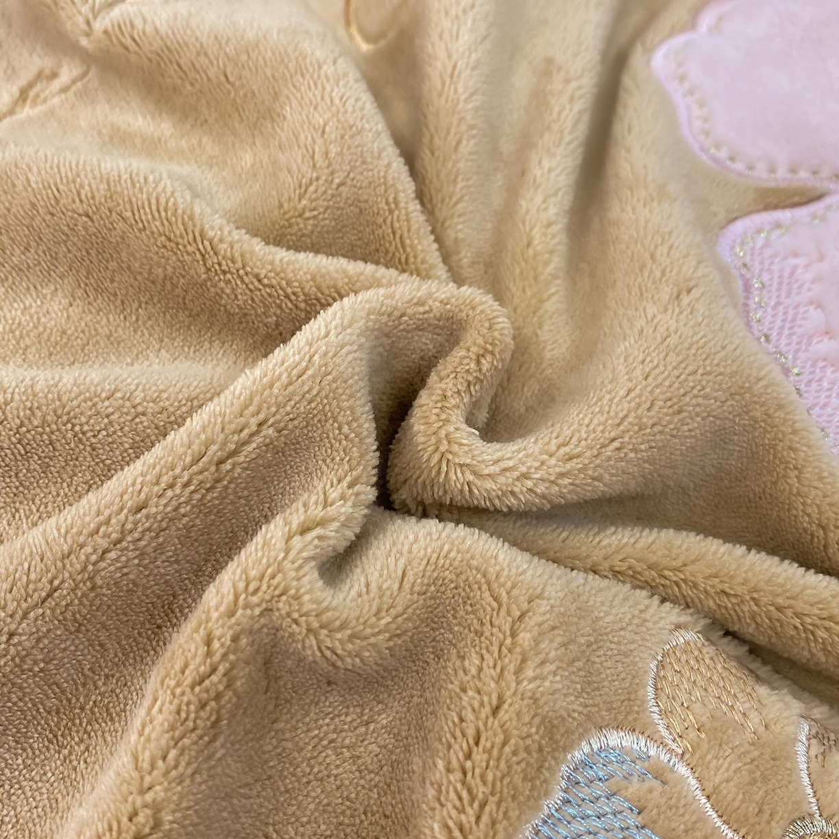 91家纺网 家纺一手货源 找家纺 悦织湾家纺 2025新款9斤重牛奶绒四件套纯色贴布绣人件富贵系列240克重高密保暖轻奢时尚床上用品4件套 黛西-奶咖