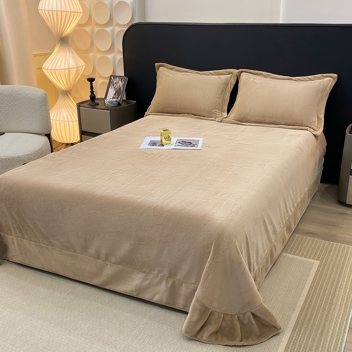 91家纺网 家纺一手货源 找家纺 悦织湾家纺 2025新款9斤重牛奶绒四件套纯色贴布绣人件富贵系列240克重高密保暖轻奢时尚床上用品4件套 黛西-奶咖