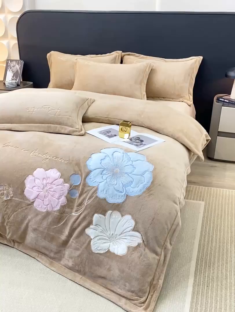 91家纺网 家纺一手货源 找家纺 悦织湾家纺 2025新款9斤重牛奶绒四件套纯色贴布绣人件富贵系列240克重高密保暖轻奢时尚床上用品4件套 黛西-奶咖